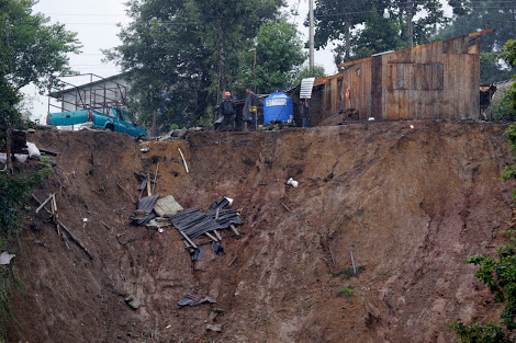 HUACHINANGO, PUEBLA, 07AGOSTO2016.- El paso de la tormenta tropical Earlen dejó al menos nueve personas muertas y más de 200 damnificados, de acuerdo con el reporte preliminar de la Secretar´ia General de Gobierno. El ayuntamiento de Huachinango informó que las víctimas, en su mayoría residentes de la zona del Boulevard "Bicentenario", fueron trasladadas al albergue del centro de Desarrollo Comunitario de Santa Calina.FOTO: HILSA RÍOS /CUARTOSCURO.COM