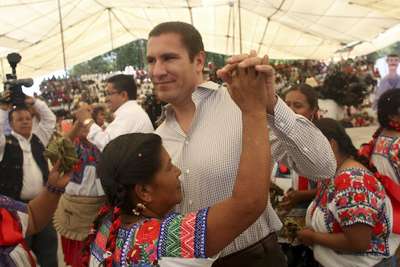 TEHUACAN, PUEBLA, 20OCTUBRE2011.- El gobernador, Rafael Moreno Valle, estuvo presente durante el festival etnico de la matanza en Tehuacan, donde se realizo la danza del sacrificio de chivo para inaugurar la temporada gastronomica del tradicional mole de caderas. FOTO: FRANCISCO GUASCO/CUARTOSCURO.COM