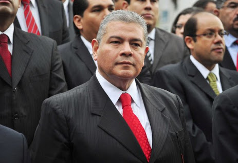 Xalapa, Ver.-  El titular de la Secretaría de Finanzas y Planeación, Mauricio Audirac Murillo monto "Guardia de Honor" ante el Monumento erigido al Padre de la Patria Miguel Hidalgo y costilla, con motivo del mes patrio.FOTO: GUSTAVO MARIO CID/FOTOVER.
