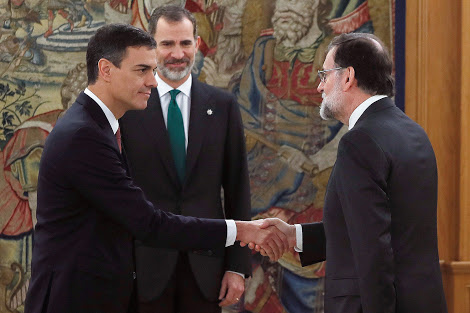 Spain's new Prime Minister Pedro Sanchez (L) shakes hands with outgoing premier Mariano Rajoy (R) next to Spain's King Felipe VI during a swearing-in ceremony at the Zarzuela Palace near Madrid on June 2, 2018.Spain's Socialist chief Pedro Sanchez was sworn in as prime minister, a day after ousting Mariano Rajoy in a historic no-confidence vote sparked by fury over corruption woes afflicting the conservative leader's party. / AFP PHOTO / POOL / Fernando Alvarado